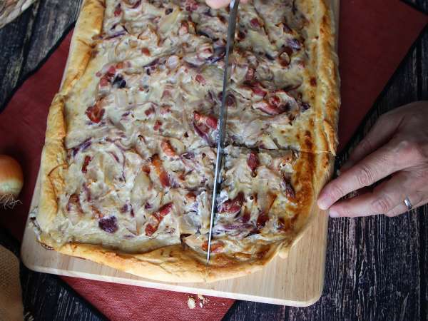 Zwiebelkuchen: de Duitse taart met zachte uien en spekblokjes - Voorbereiding stap 11