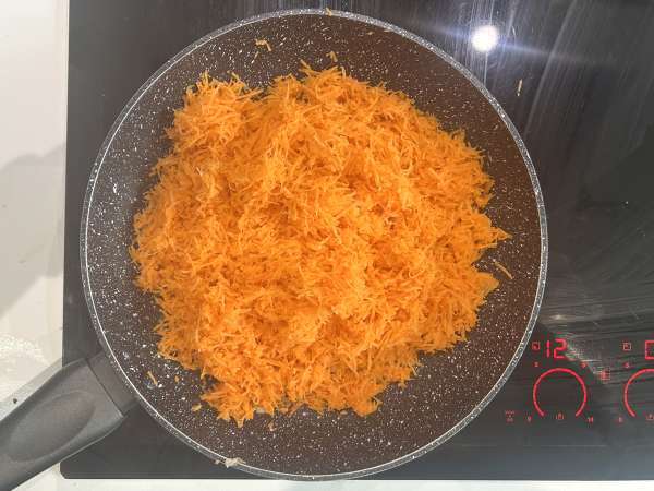 Quiche zonder deeg met tonijn, wortelen en cottage cheese: eenvoudig en eiwitrijk - Voorbereiding stap 1