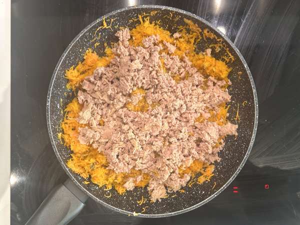 Quiche zonder deeg met tonijn, wortelen en cottage cheese: eenvoudig en eiwitrijk - Voorbereiding stap 3