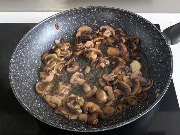 Pastaschotel uit de oven met pompoen, champignons en bechamelsaus - Voorbereiding stap 3