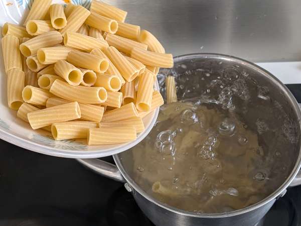 Pastaschotel uit de oven met pompoen, champignons en bechamelsaus - Voorbereiding stap 5