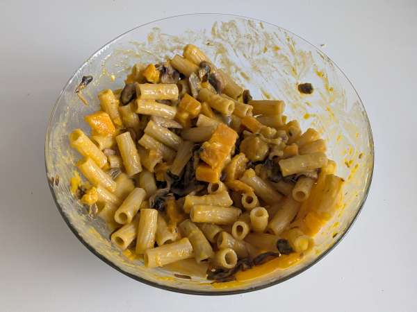 Pastaschotel uit de oven met pompoen, champignons en bechamelsaus - Voorbereiding stap 7
