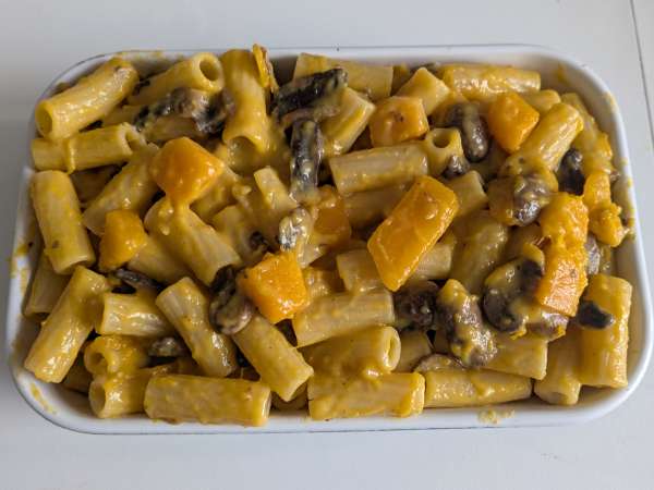Pastaschotel uit de oven met pompoen, champignons en bechamelsaus - Voorbereiding stap 8