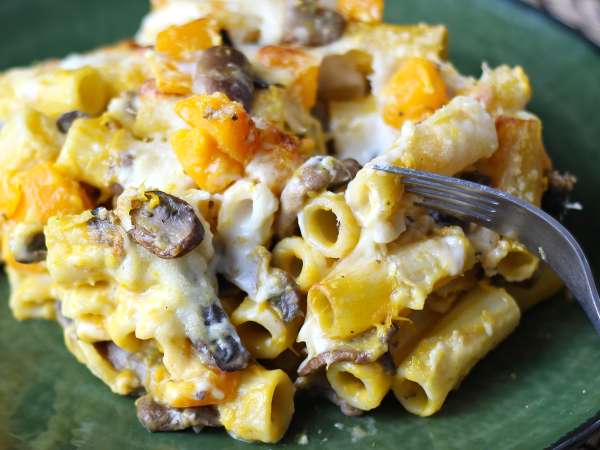 Pastaschotel uit de oven met pompoen, champignons en bechamelsaus - Voorbereiding stap 11