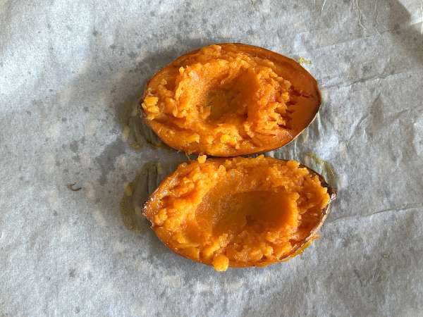 Geroosterde zoete aardappel met ei, feta, honing en walnoten - Voorbereiding stap 2