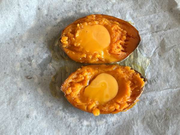 Geroosterde zoete aardappel met ei, feta, honing en walnoten - Voorbereiding stap 3