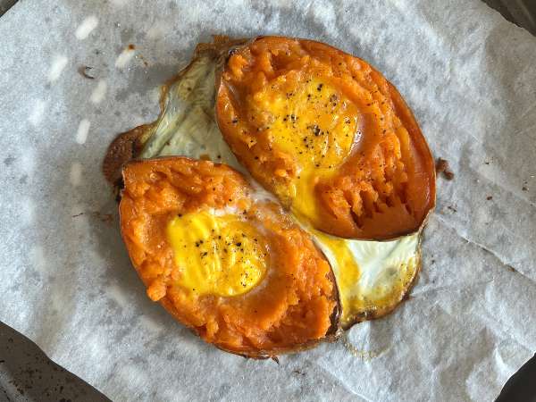 Geroosterde zoete aardappel met ei, feta, honing en walnoten - Voorbereiding stap 4