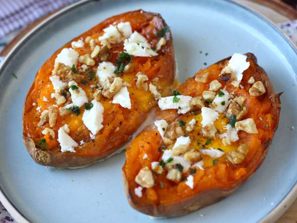 Geroosterde zoete aardappel met ei, feta, honing en walnoten - Voorbereiding stap 5