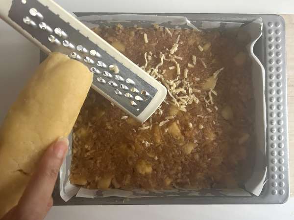 Szarlotka: Poolse appeltaart met een knapperige topping - Voorbereiding stap 11