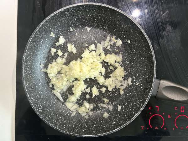 Vegetarische gevulde koolrolletjes met champignons, rijst en miso - Voorbereiding stap 3