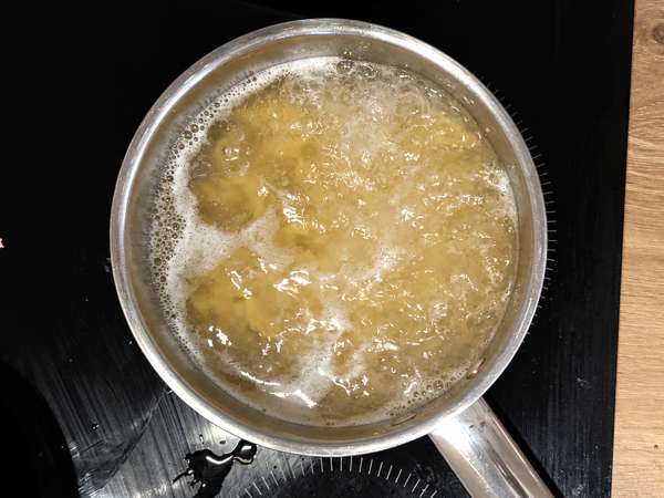 Pasta met shimeji en bruine champignons, in een romige saus - Voorbereiding stap 1