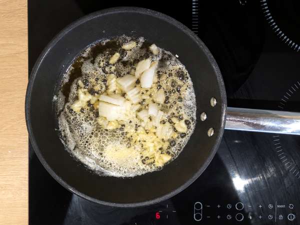 Pasta met shimeji en bruine champignons, in een romige saus - Voorbereiding stap 2