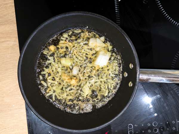 Pasta met shimeji en bruine champignons, in een romige saus - Voorbereiding stap 3
