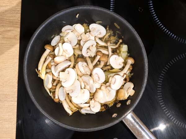 Pasta met shimeji en bruine champignons, in een romige saus - Voorbereiding stap 4