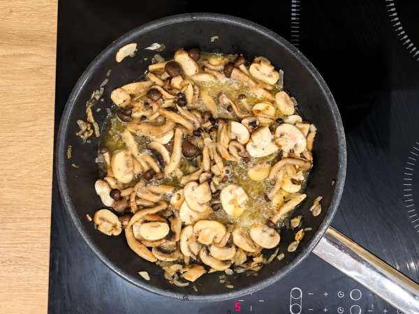 Pasta met shimeji en bruine champignons, in een romige saus - Voorbereiding stap 5