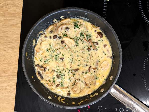 Pasta met shimeji en bruine champignons, in een romige saus - Voorbereiding stap 6
