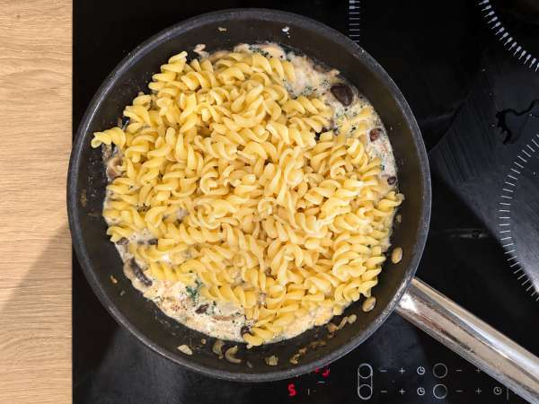 Pasta met shimeji en bruine champignons, in een romige saus - Voorbereiding stap 7