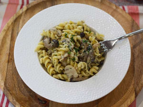 Pasta met shimeji en bruine champignons, in een romige saus - Voorbereiding stap 8