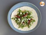 Mediterrane wrap gevuld met hummus, rucola, paprika en feta - Voorbereiding stap 3