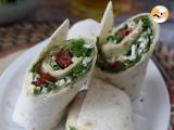 Mediterrane wrap gevuld met hummus, rucola, paprika en feta - Voorbereiding stap 5