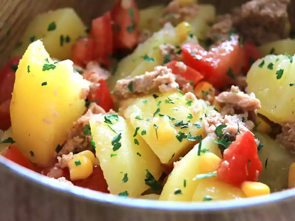 Aardappel-, tonijn- en tomatensalade