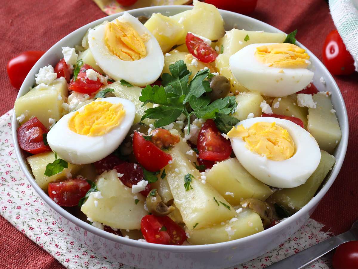Aardappelsalade met fetakaas, ei en cherrytomaten