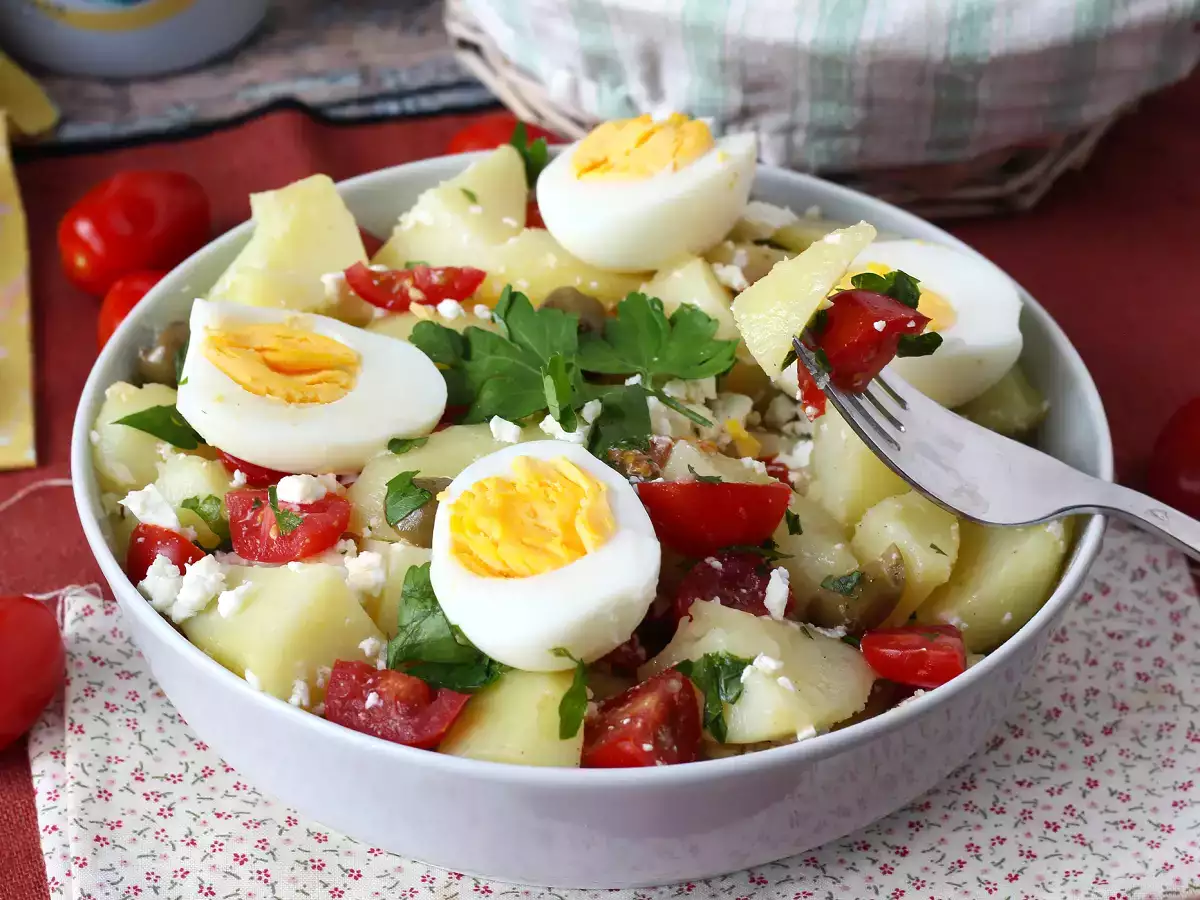 Aardappelsalade met fetakaas, ei en cherrytomaten - foto 4