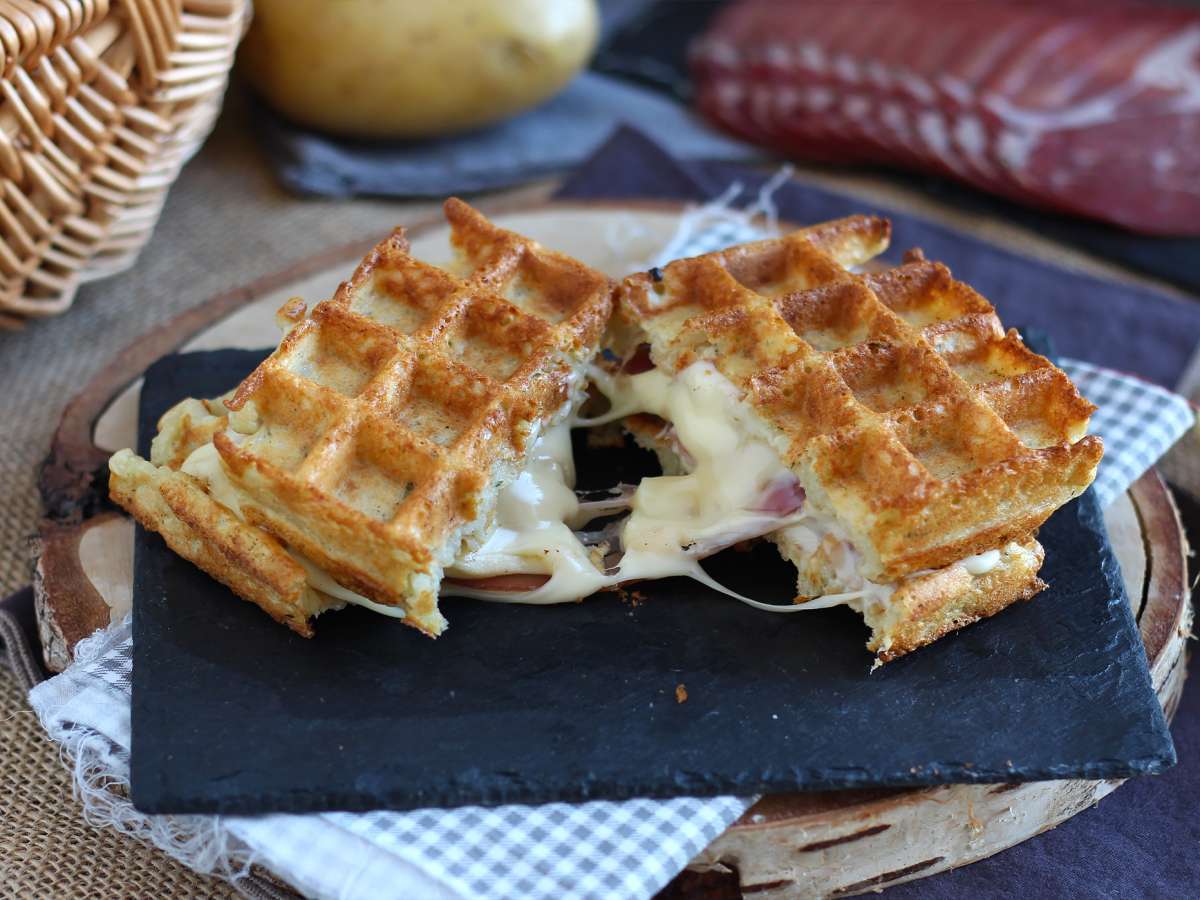 Aardappelwafel-sandwich met raclettekaas: ultiem comfortfood