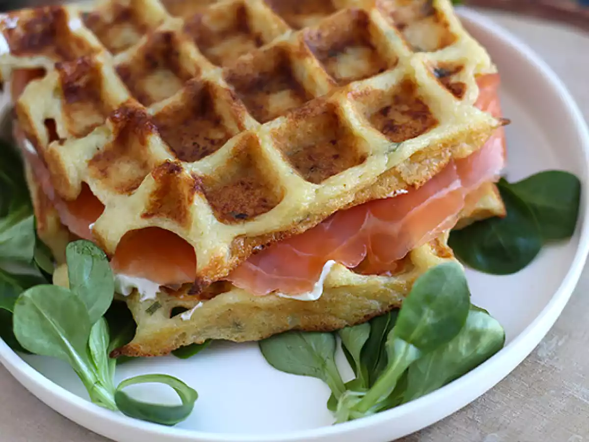 Aardappelwafels - Wafelsandwich met gerookte zalm en verse kaas - foto 3