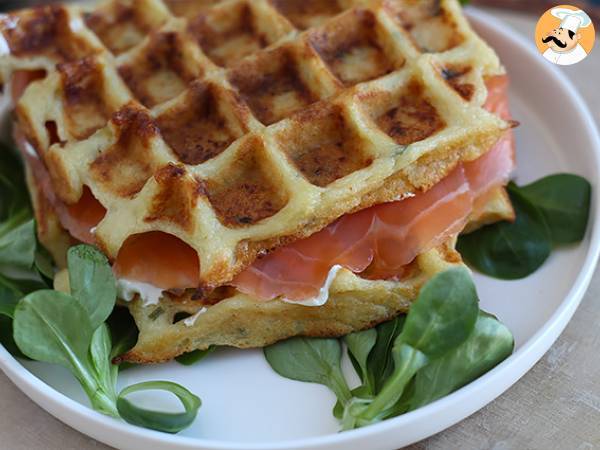 Aardappelwafels - Wafelsandwich met gerookte zalm en verse kaas - foto 3