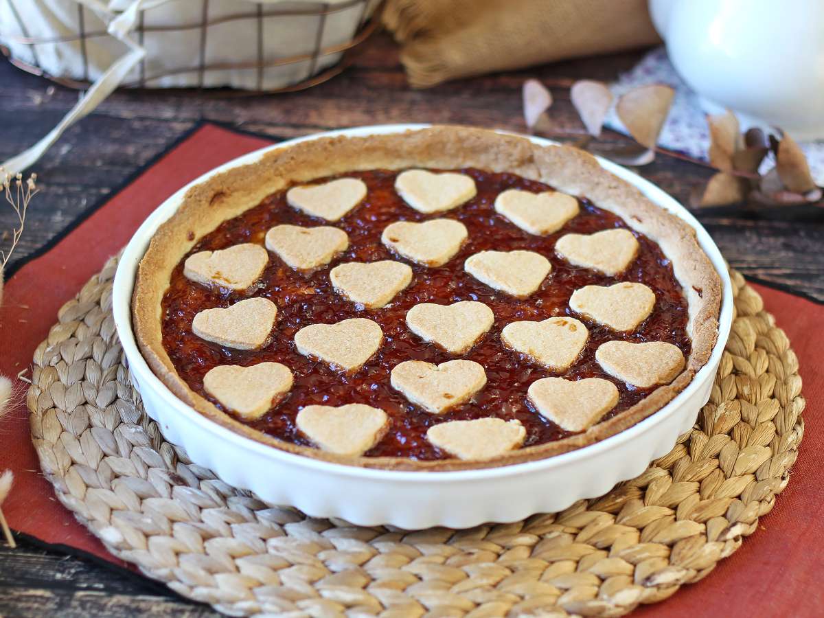 Aardbeienjamtaart: klassiek recept voor zanddeeg (ook met hartjes)