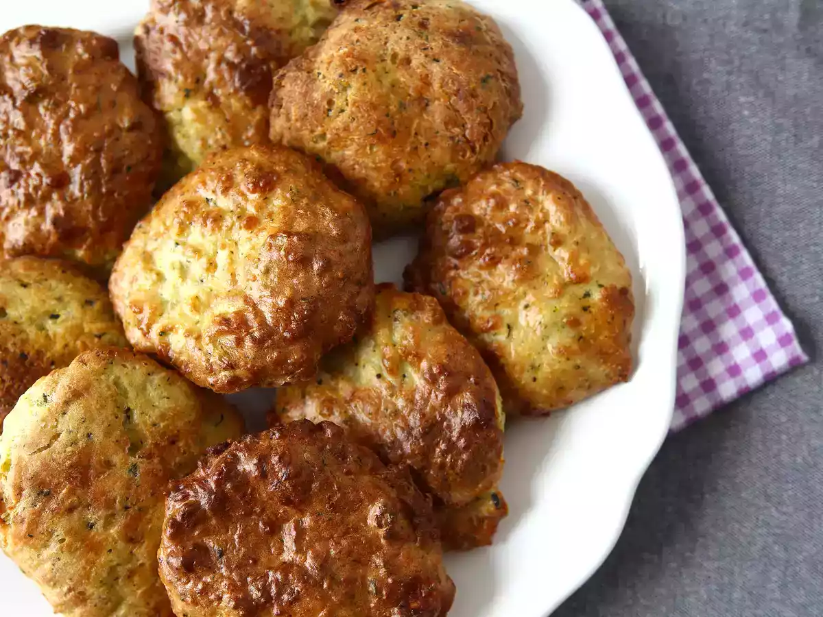 Air Fryer courgette beignets met yoghurt en feta saus