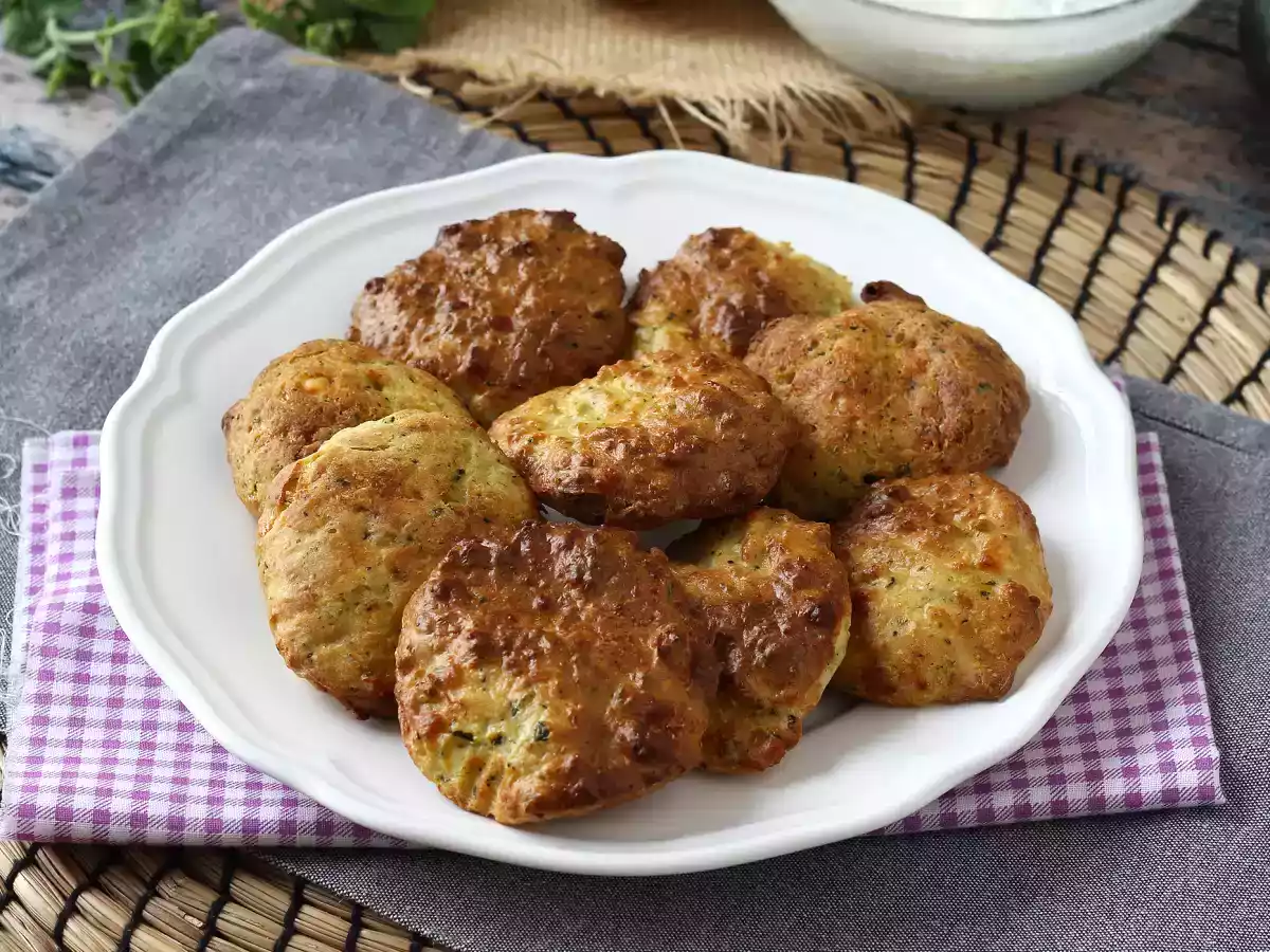 Air Fryer courgette beignets met yoghurt en feta saus - foto 2