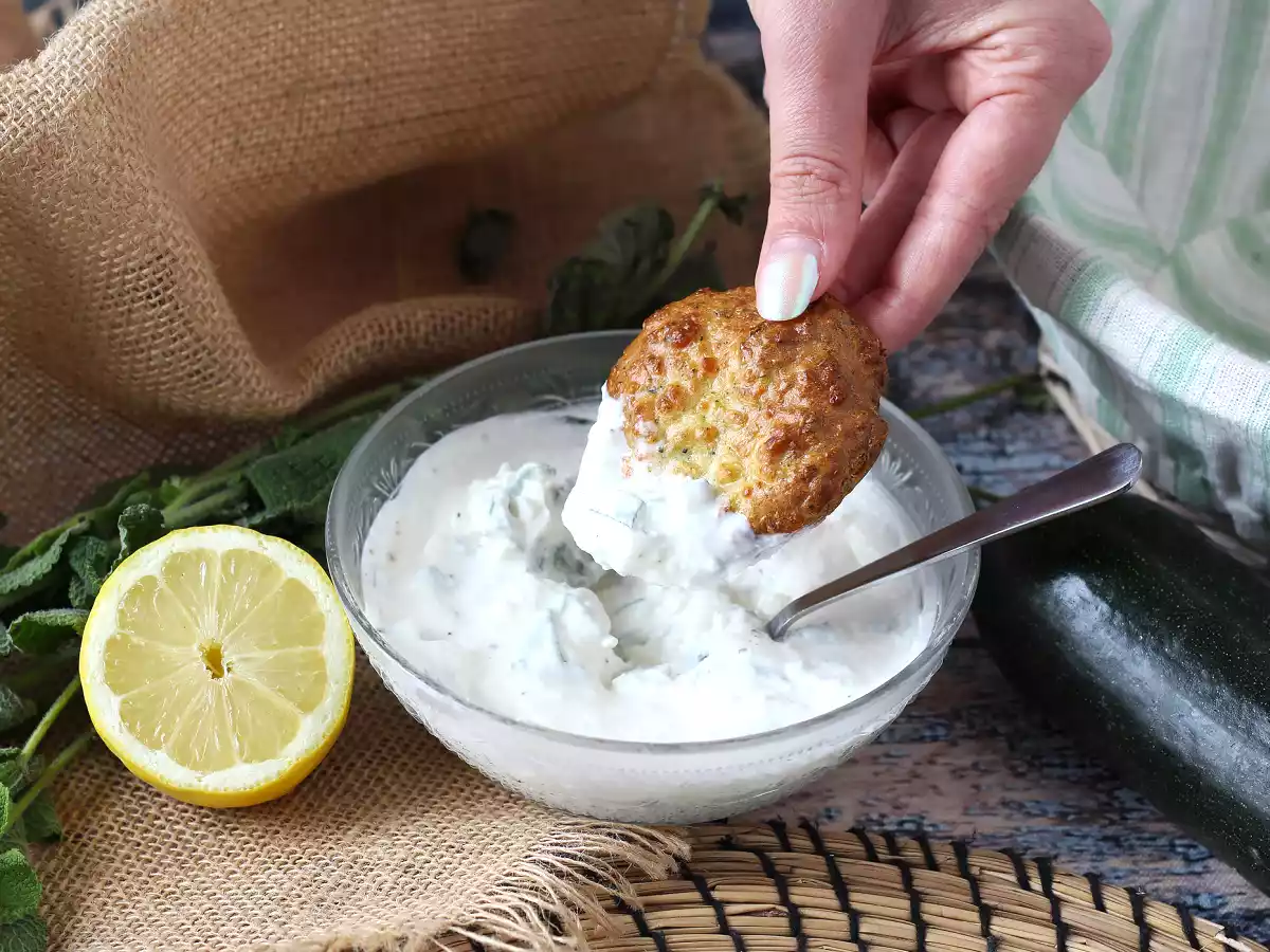 Air Fryer courgette beignets met yoghurt en feta saus - foto 3