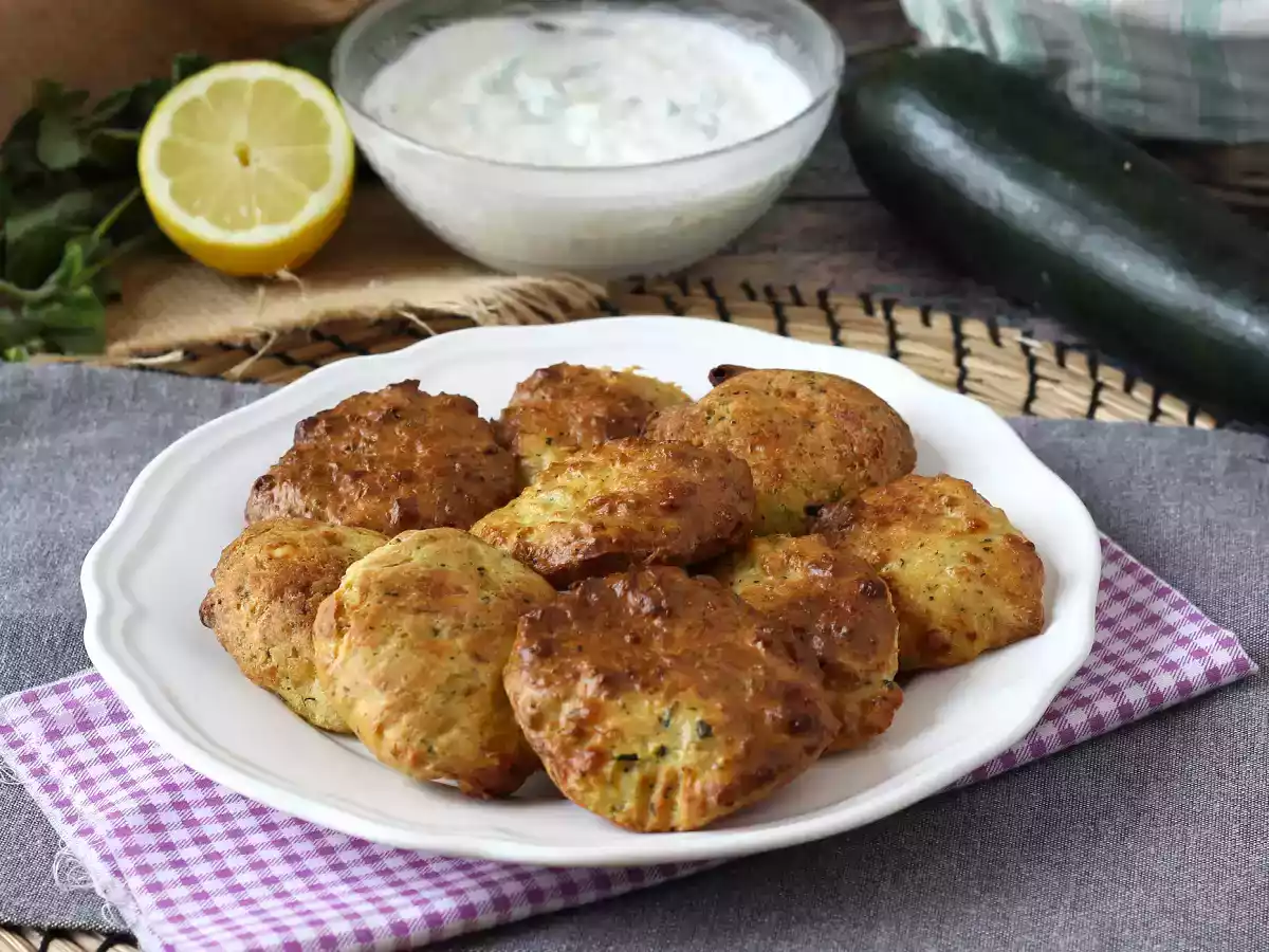 Air Fryer courgette beignets met yoghurt en feta saus - foto 4