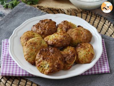 Air Fryer courgette beignets met yoghurt en feta saus - foto 2