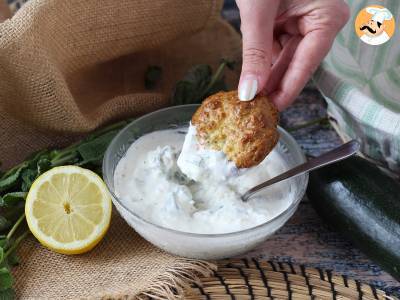 Air Fryer courgette beignets met yoghurt en feta saus - foto 3