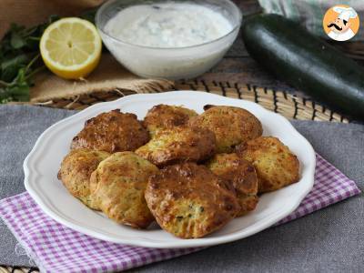 Air Fryer courgette beignets met yoghurt en feta saus - foto 4