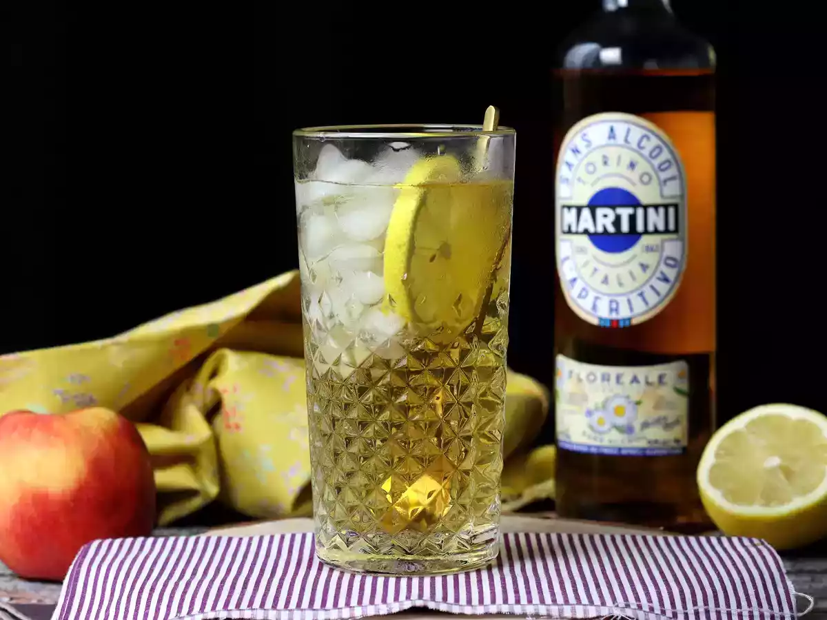 Alcoholvrije Martini Spritz, een zoete, bloemige cocktail voor het aperitief
