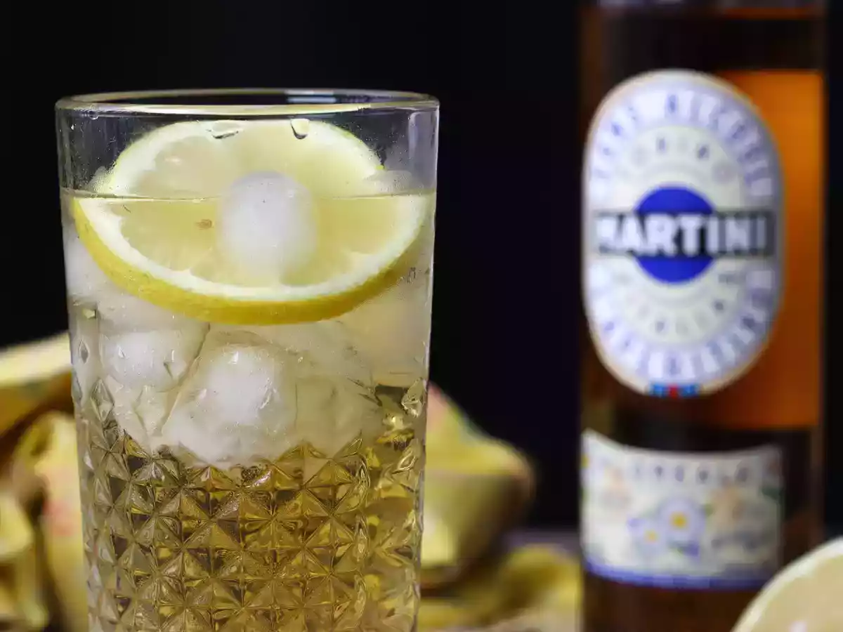 Alcoholvrije Martini Spritz, een zoete, bloemige cocktail voor het aperitief - foto 2