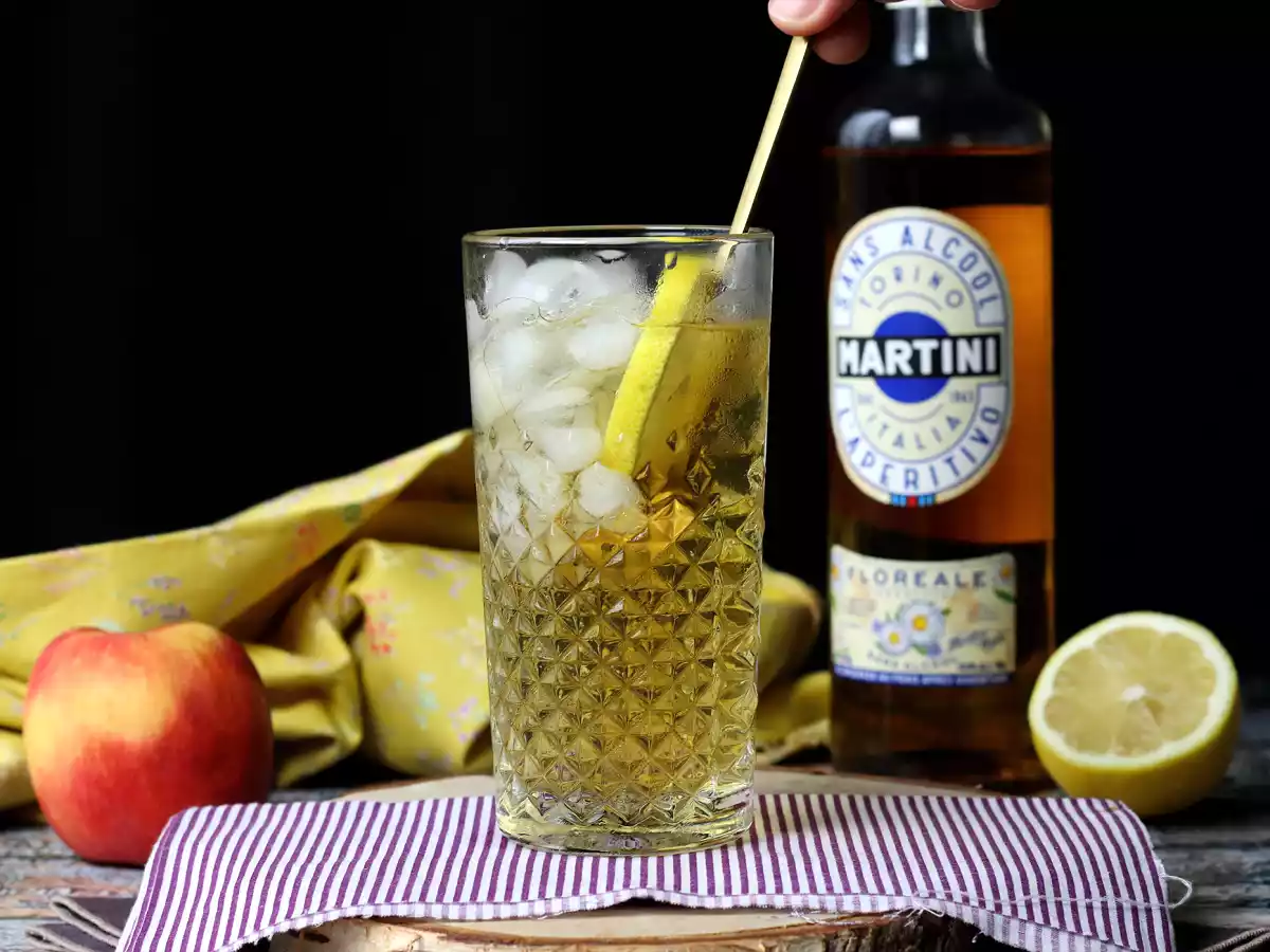 Alcoholvrije Martini Spritz, een zoete, bloemige cocktail voor het aperitief - foto 3