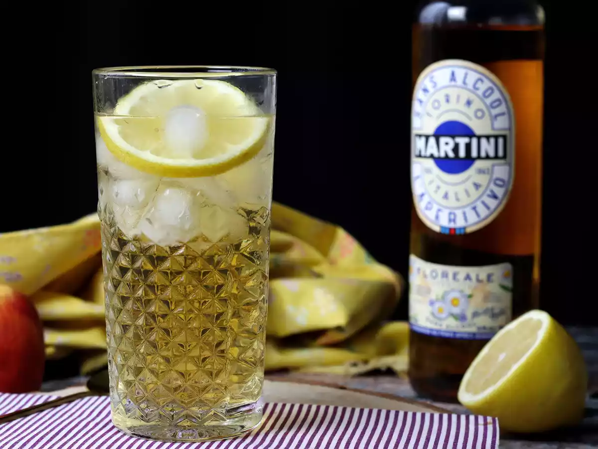 Alcoholvrije Martini Spritz, een zoete, bloemige cocktail voor het aperitief - foto 4