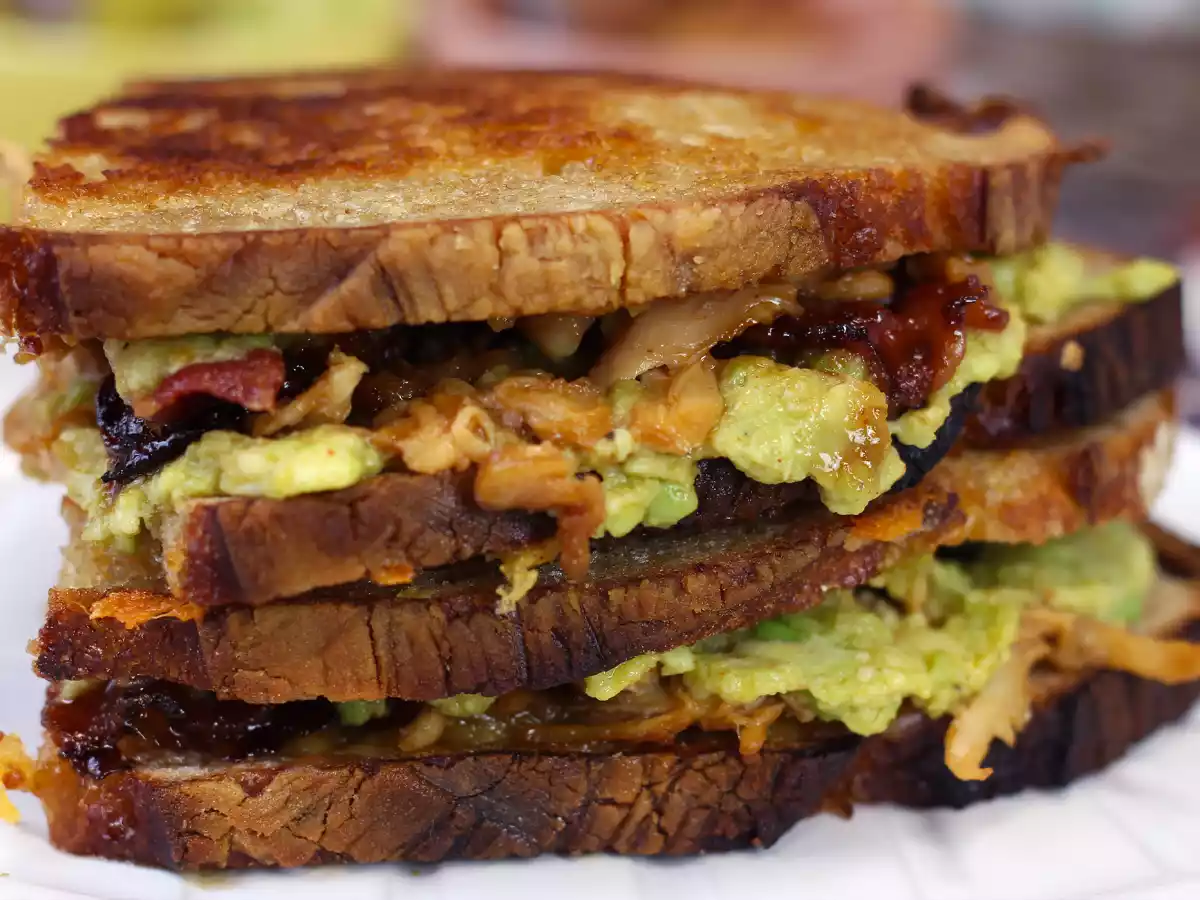 Amerikaanse gegrilde kaas maxi sandwich: kip, avocado, bacon - foto 3