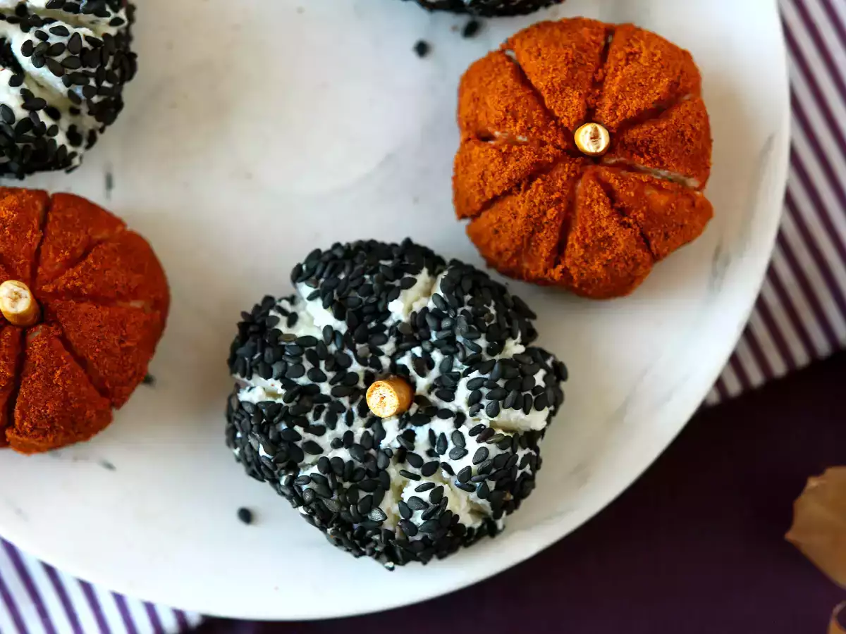 Aperitiefkaaspasta in de vorm van pompoenen, perfect voor Halloween!
