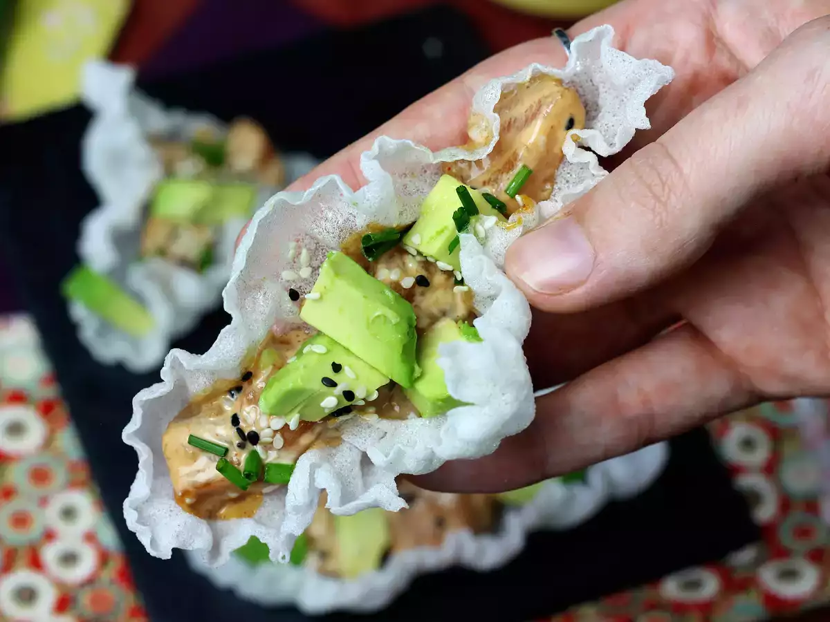 Aziatische taco's: tartaar van zalm in rijstchips - foto 2