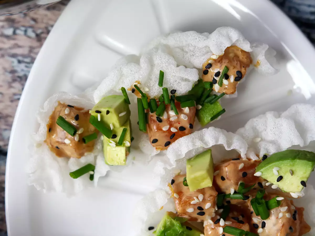 Aziatische taco's: zalmtartaar in een rijstchipsje - foto 4