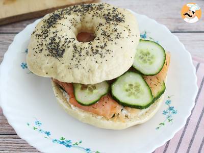 Bagel met zalm, komkommer en fromage frais