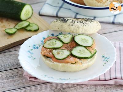 Bagel met zalm, komkommer en fromage frais - foto 3