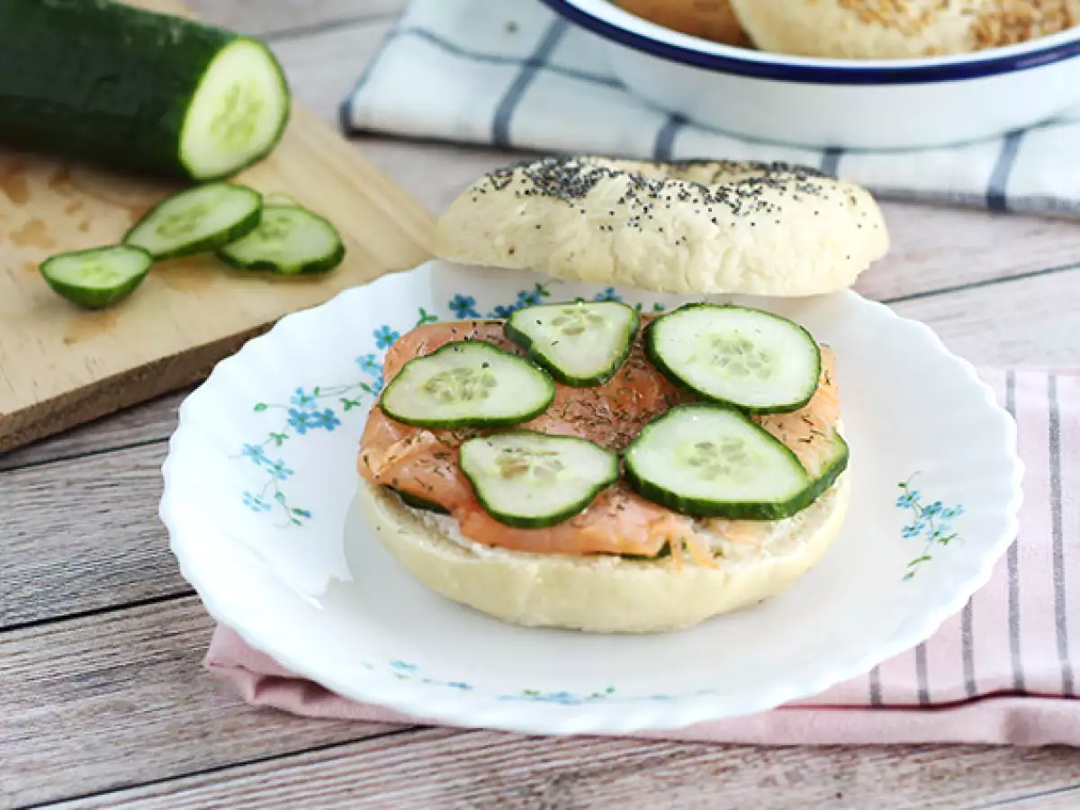 Bagel met zalm, komkommer en roomkaas - foto 3