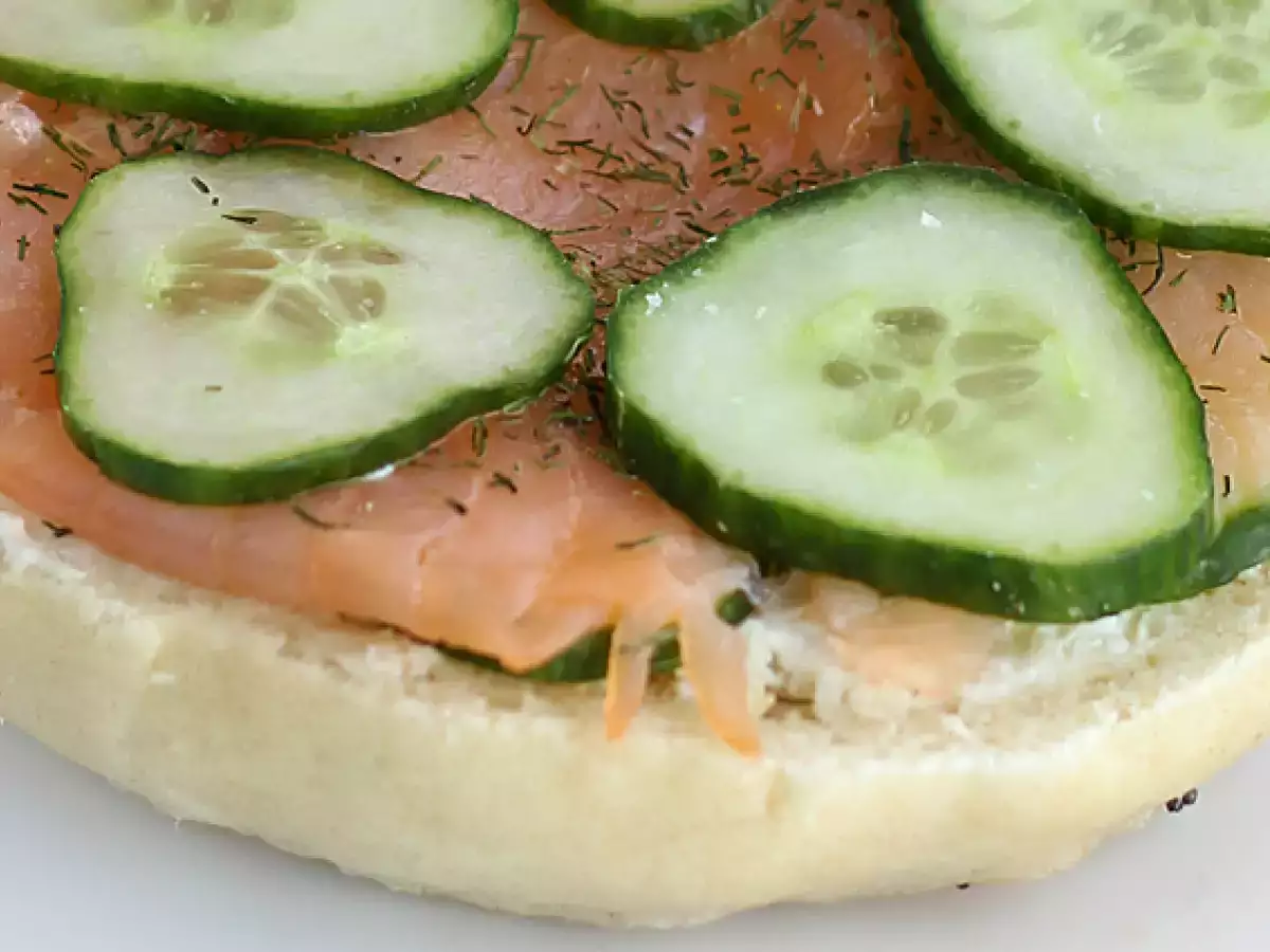 Bagel met zalm, komkommer en roomkaas - foto 4